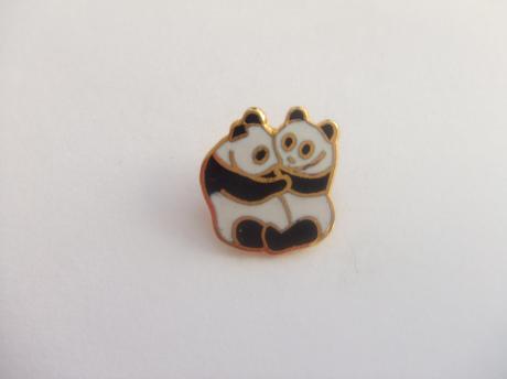 2 pandaberen omarmen elkaar